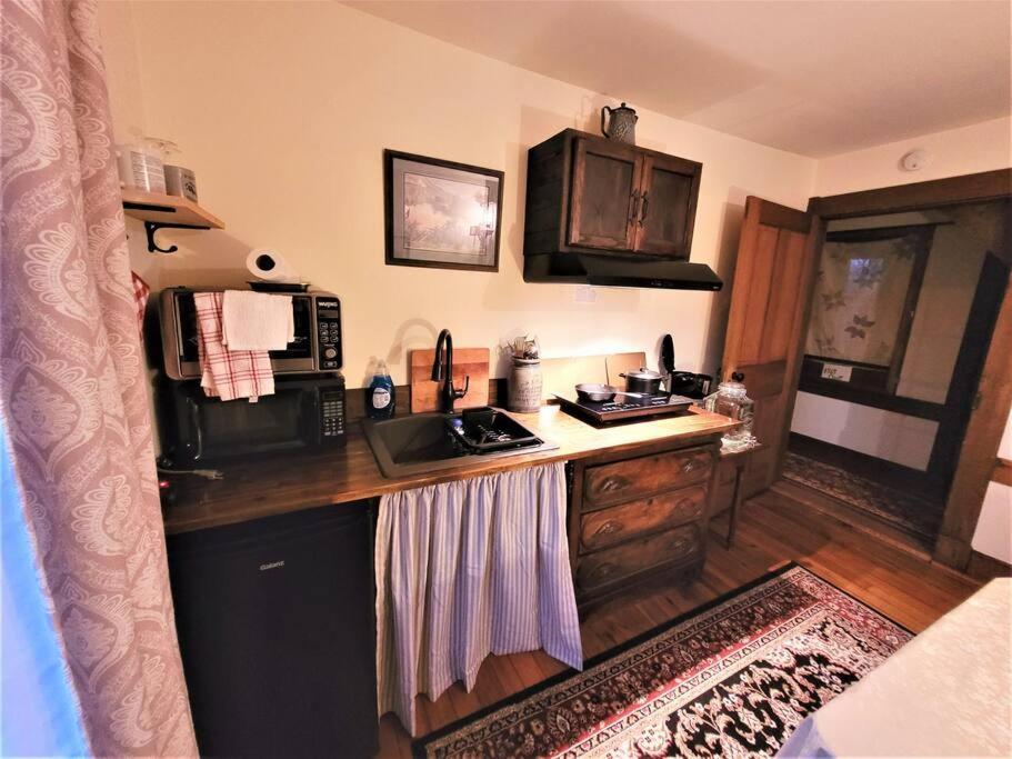 Upstairs Historic 1 Bedroom 1 Bath Suite With Mini-Kitchen, Porch & River Views Elkins Exterior foto